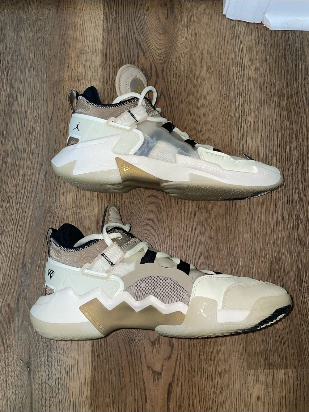 EUC Jordan Why Not .5 Men’s 13 basketball shoes coconut milk/black-khaki